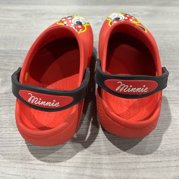 DISNEY MINNIE MOUSE CROCS YOUTH 1 adorable and in excellent condition - Picture 3 of 6